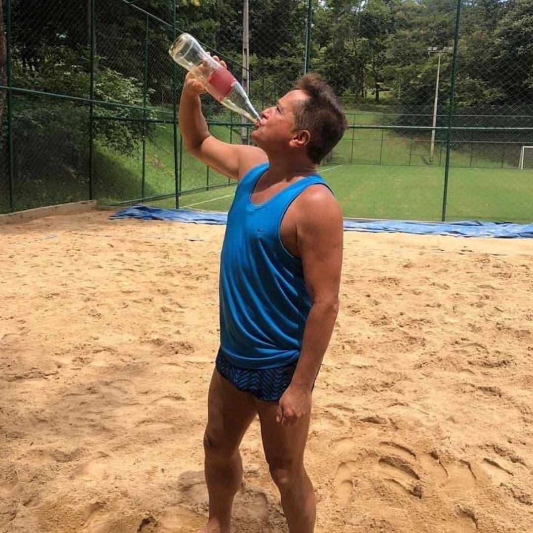 Leonardo bebendo refrigerante (Foto: Reprodução/Instagram) Leonardo bebendo refrigerante (Foto: Reprodução/Instagram)
