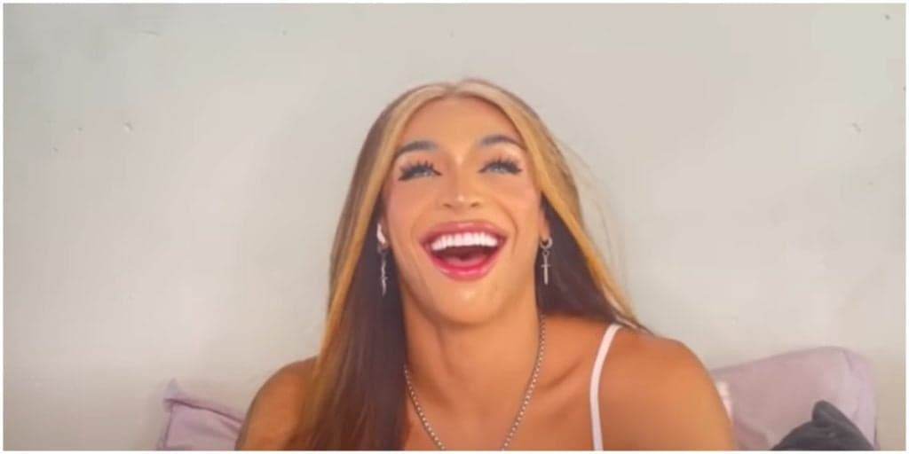 Pabllo Vittar toma segunda dose da vacina contra a Covid-19 e reação de enfermeira choca