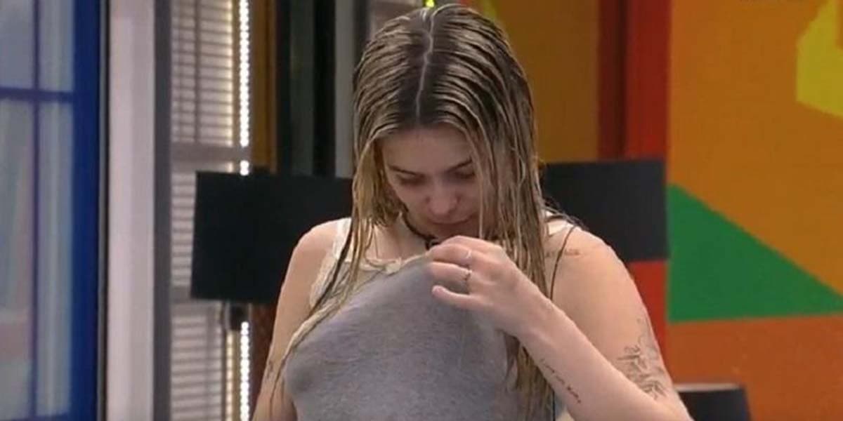 Viih Tube verificando ferimento (Foto: Reprodução)