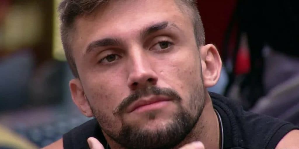 BBB21: Produção "trola" Arthur e manda roupa de gari para ele vestir na festa