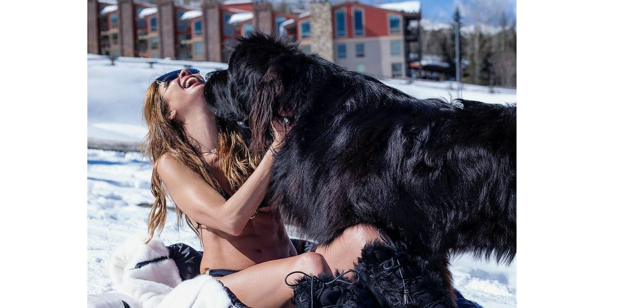 Luciana Gimenez posa só de biquíni no meio da neve (Foto: Reprodução)