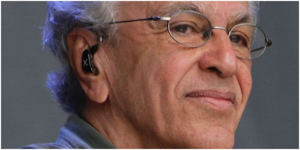 Caetano Veloso sofre acusações de pedofilia, briga na justiça com Olavo de Carvalho e aguarda decisão