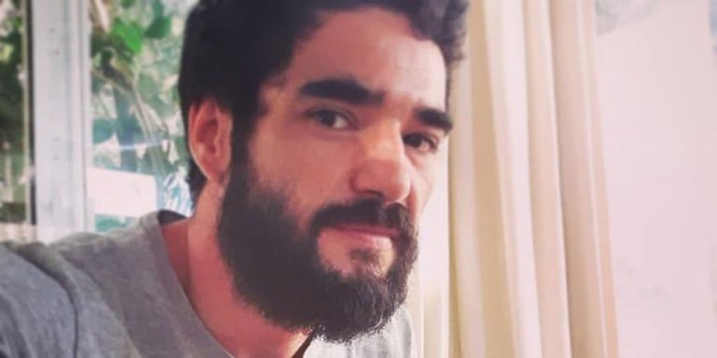 Caio Blat, flagrado sem cueca, deixa parte do corpo exposta em foto e choca com tamanho: "Enorme"