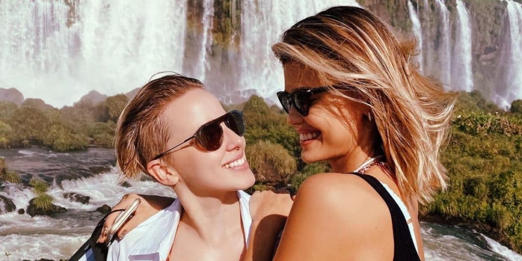 Marcella Rica aparece sem aliança após noivado com Vitória Strada e explica: "Eu não fui pedida"