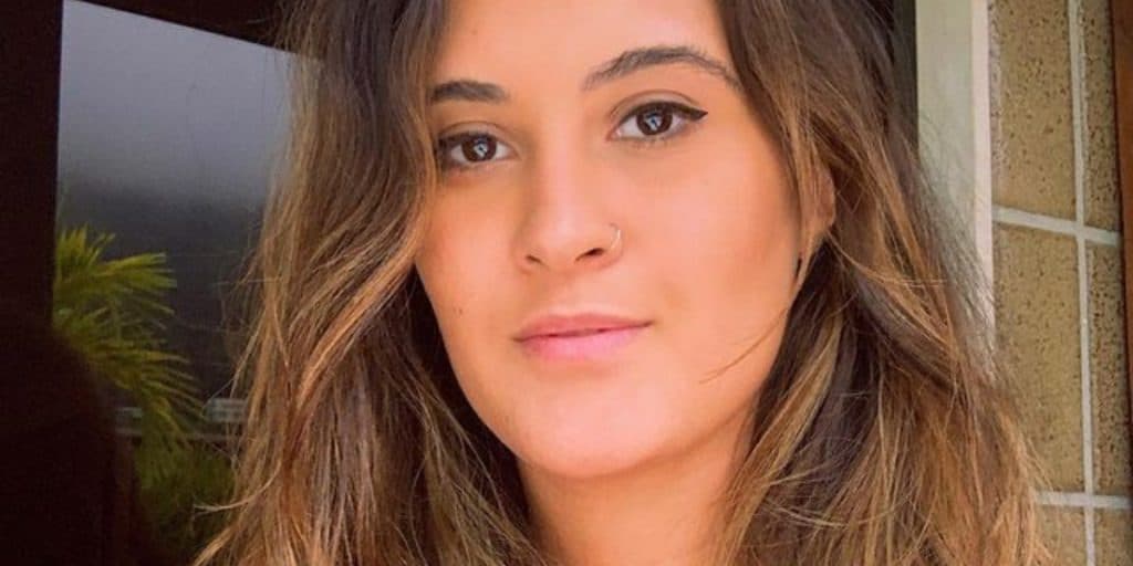 Bia Bonemer é flagrada puxando roupa, exibe corpão em clique ousado e parte íntima choca: "Sensacional"