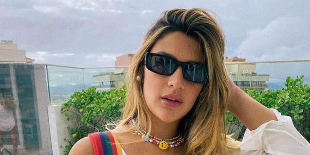 Giulia Costa é flagrada em banheiro puxando roupa, de fio-dental e bumbum avantajado explode: "Meu Deus"