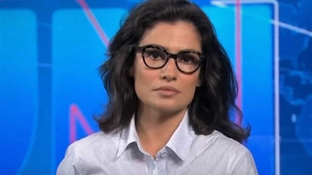 Renata Vasconcellos precisa de socorro na bancada do JN, tem garganta obstruída e público arrebenta: "Gorfou"