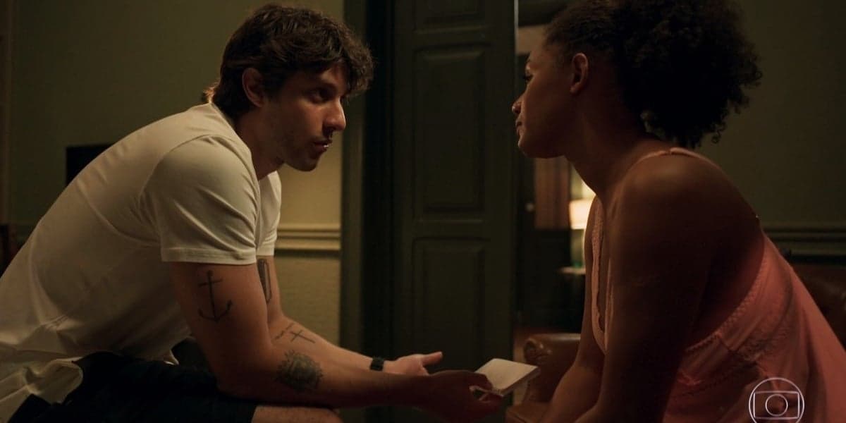 Danilo (Chay Suede) e Camila (Jéssica Ellen) temem o que possa acontecer com o filho em Amor de Mãe 