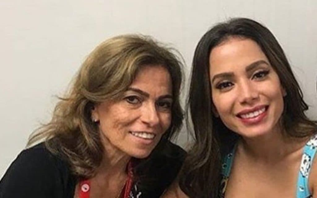 Mãe de Anitta arranca a roupa e choca com corpo e biquíni aos 56 anos: "Que isso meu Deus"