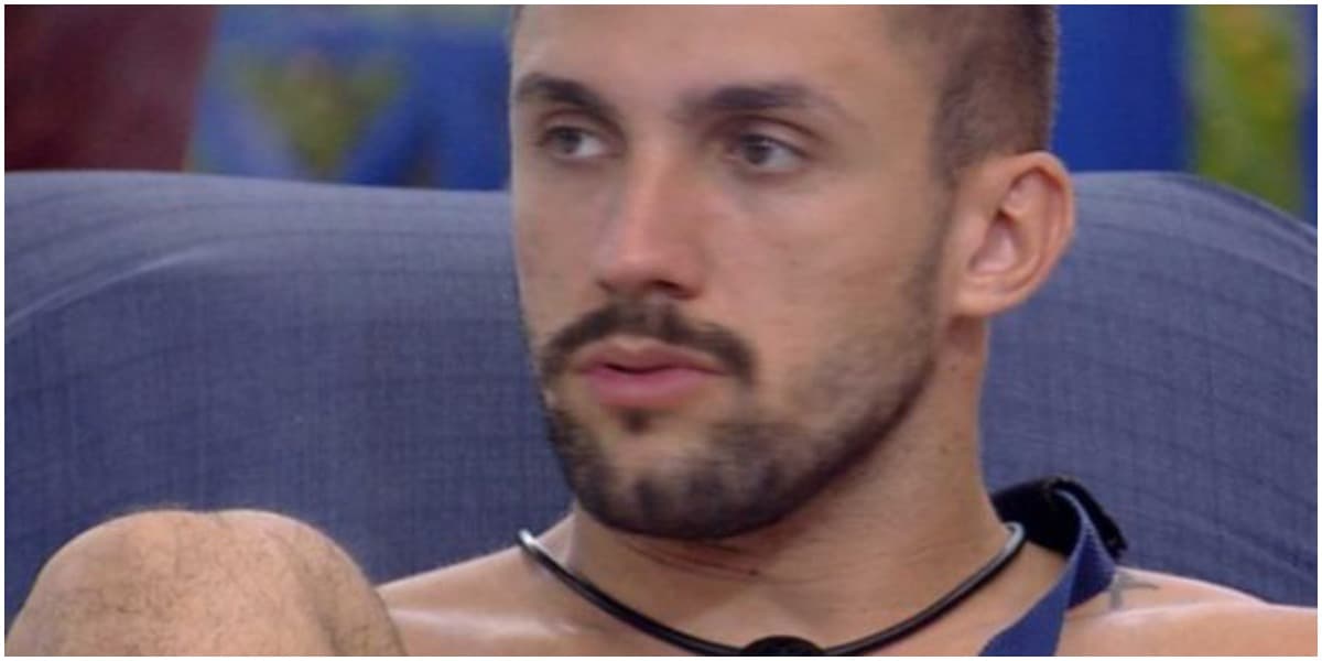 Intrutor de crossfit lamentou sua indecisão da imunidade entre o seu amigo e a crush Intrutor de crossfit lamentou sua indecisão da imunidade entre o seu amigo e a crush