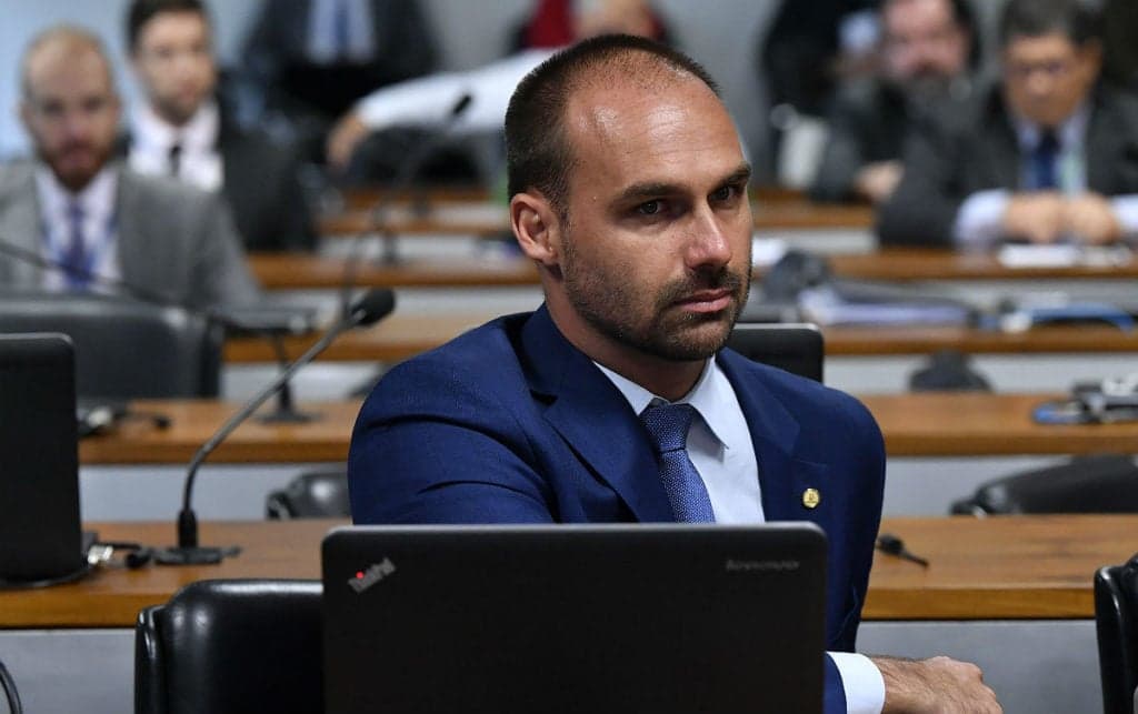 Eduardo Bolsonaro, após mandar enfiar máscara no rabo, posta Zé Gotinha apontando seringa como fuzil