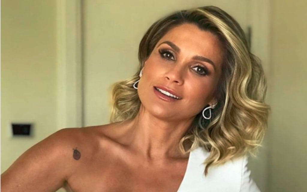 Flávia Alessandra escancara parte íntima em biquíni micro e deixa marmanjos enlouquecidos: "Gostosa"