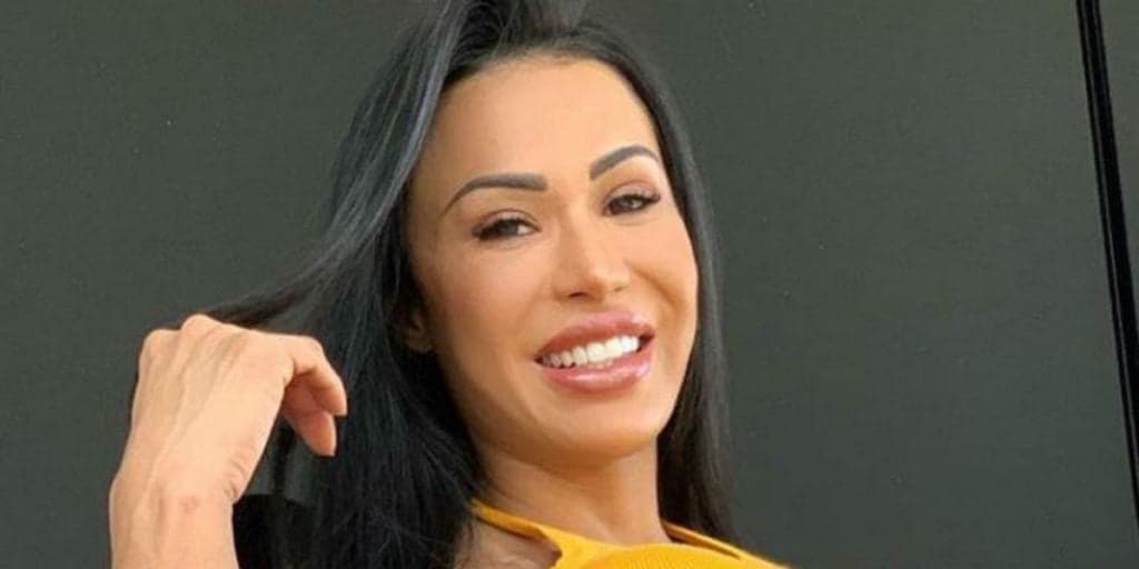 Gracyanne Barbosa abre as pernas com vontade, parte íntima se divide e fio-dental fica atolado: "Gigante"