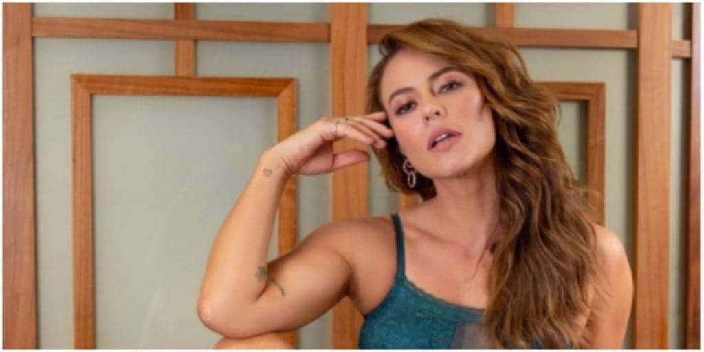 Paolla Oliveira surge com maiô cavado, parte íntima enorme vaza e público se espanta
