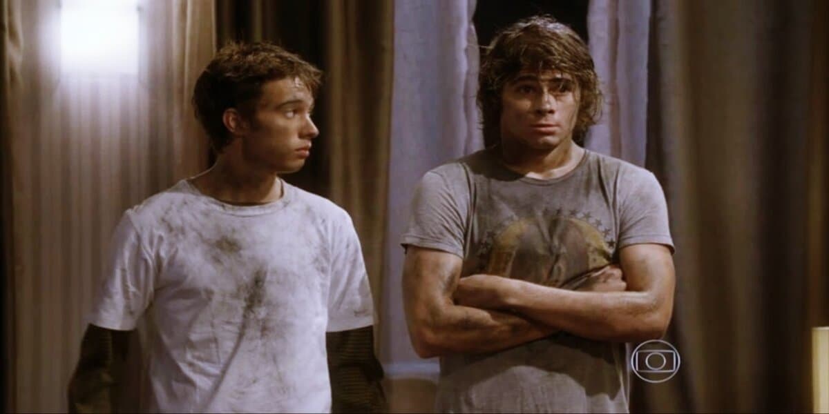 Pedro (Rafael Vitti) e João (Guilherme Hamacek) acabados após aprontarem em Malhação Pedro (Rafael Vitti) e João (Guilherme Hamacek) acabados após aprontarem em Malhação