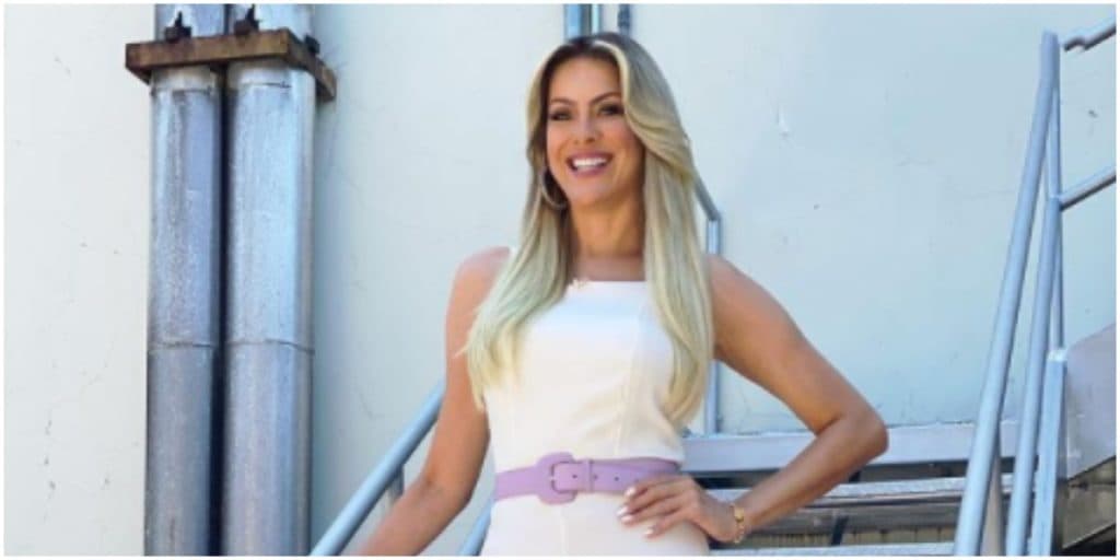 Renata Fan enfia a mão na boca aos 43, após deixar os seios pulando pra fora e ter relação com Denilson detonada
