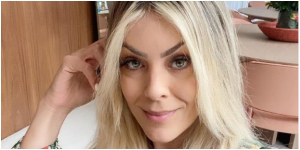 Renata Fan surge com micro biquíni chamativo e deixa parte íntima exposta: "Escapou ali"