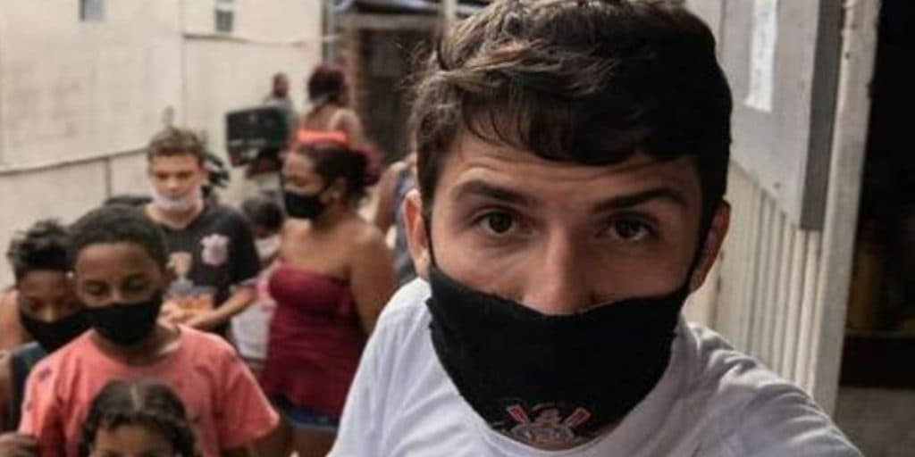 Ex-BBB Felipe Prior é multado após fazer doações para moradores de rua e se revolta: "Vai tudo tomar no c*"