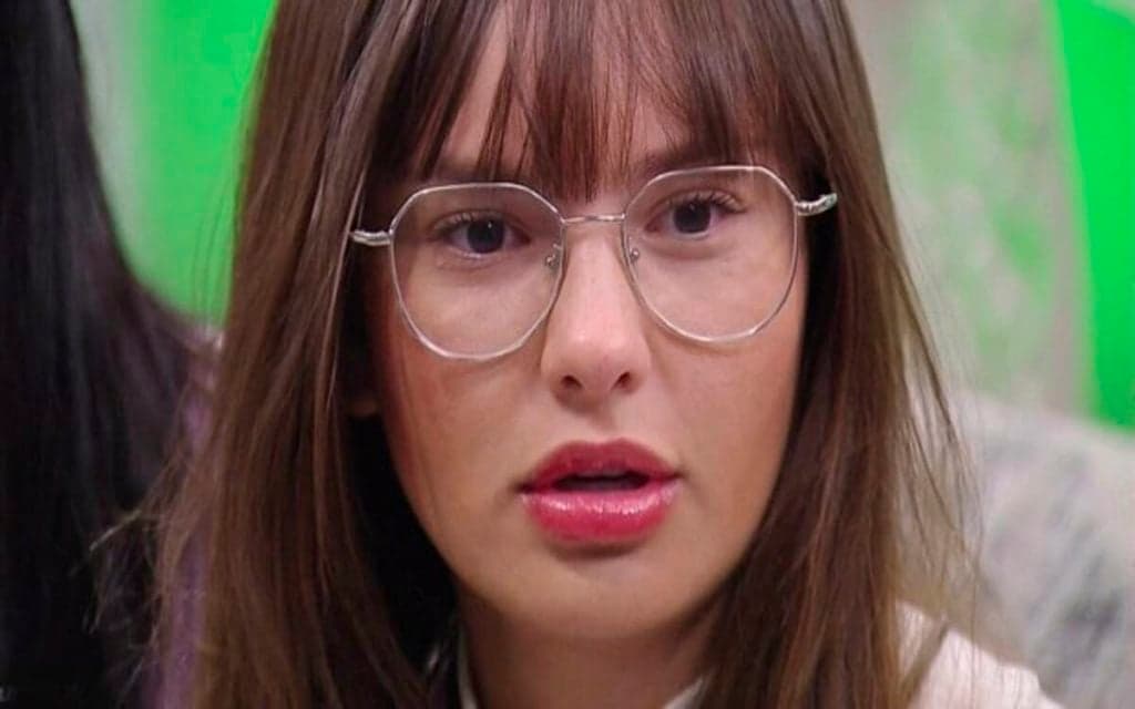 BBB21: Thaís tenta comer embalagem de comida e Globo corta imagem às pressas: "Meu Deus"