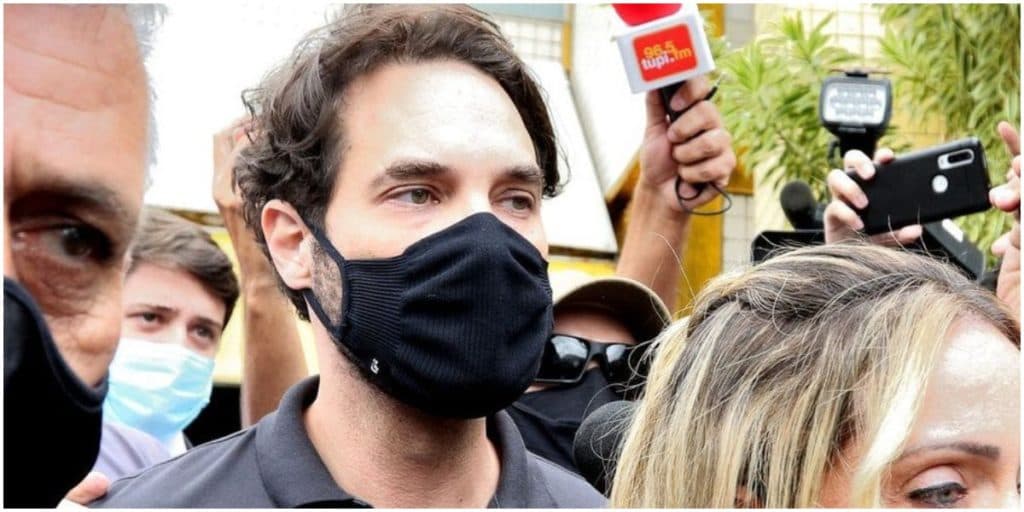 Caso Henry: Dr. Jairinho apanha na cadeia e é levado com urgência para hospital; mãe chora