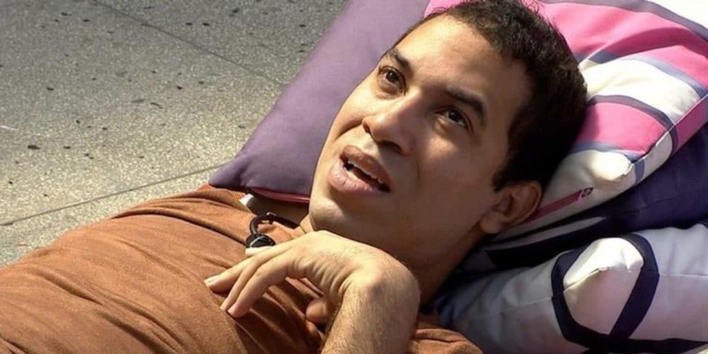 Pai de Gilberto do BBB21, após rejeitar e humilhar filho, surge arrependido e confessa: "Amo muito"