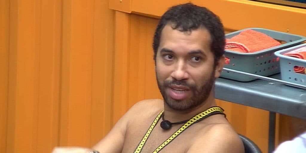 Gil fica louco, tenta ver pentelhos de Arthur, se toca nas cobertas e sobe pelas paredes no BBB21