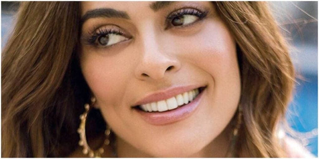 Juliana Paes, com fio dental, empina o bumbum com vontade e enlouquece o público: "Uma bund*"