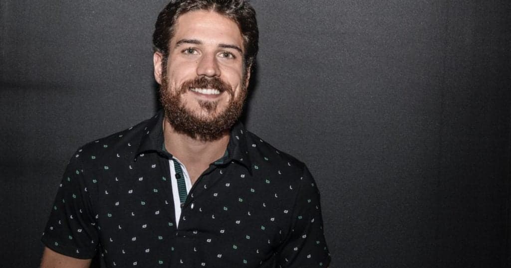 Marco Pigossi, após vídeo com amigo no quarto, vem à público e assume: "A gente fala de liberdade, e se limita"