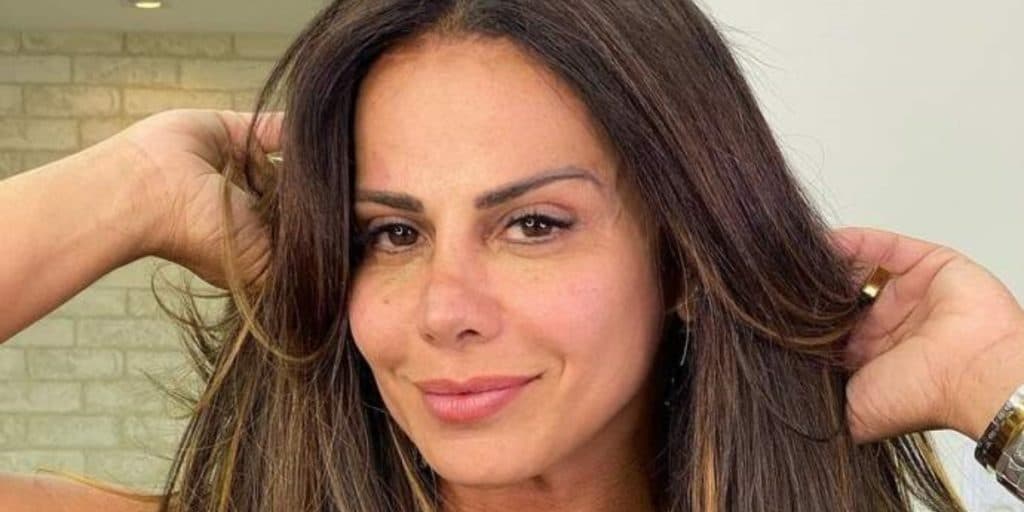 Viviane Araújo mostra corpão de biquíni e deixa parte íntima gigante de fora: "Quero"