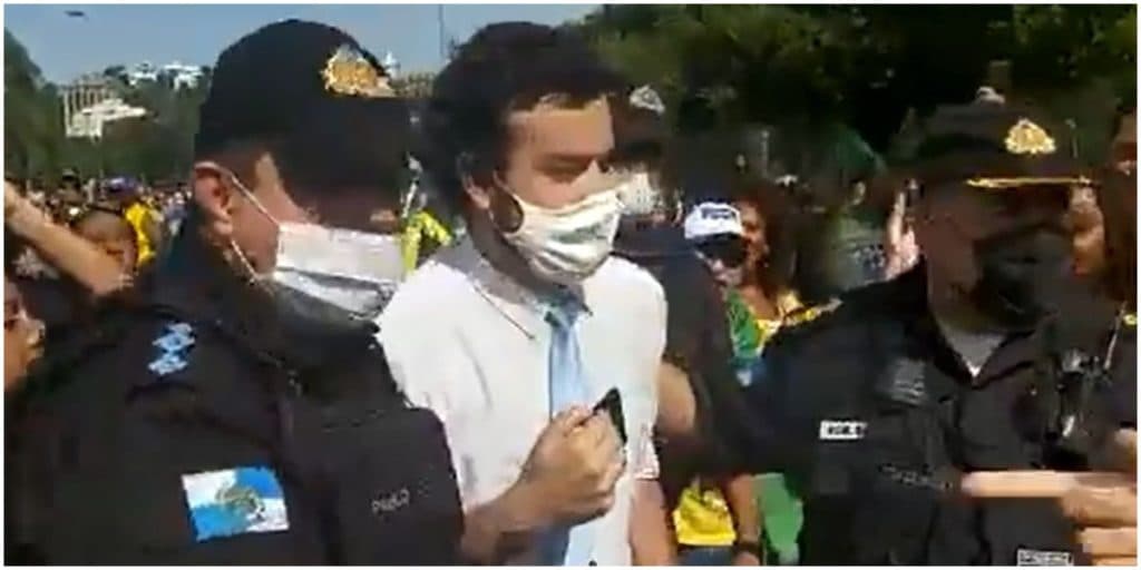 Repórter é agredido covardemente em manifestação, vídeo choca e falas são escancaradas: "Lixo"