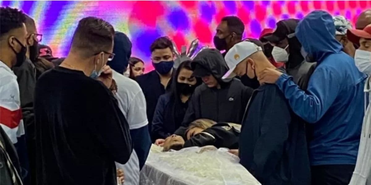 Mulher de Mc Kevin desmorona em cima do caixão, revela motivo de morte aos gritos e desaba: “Quantas mentiras” Mulher de Mc Kevin desmorona em cima do caixão, revela motivo de morte aos gritos e desaba: “Quantas mentiras”