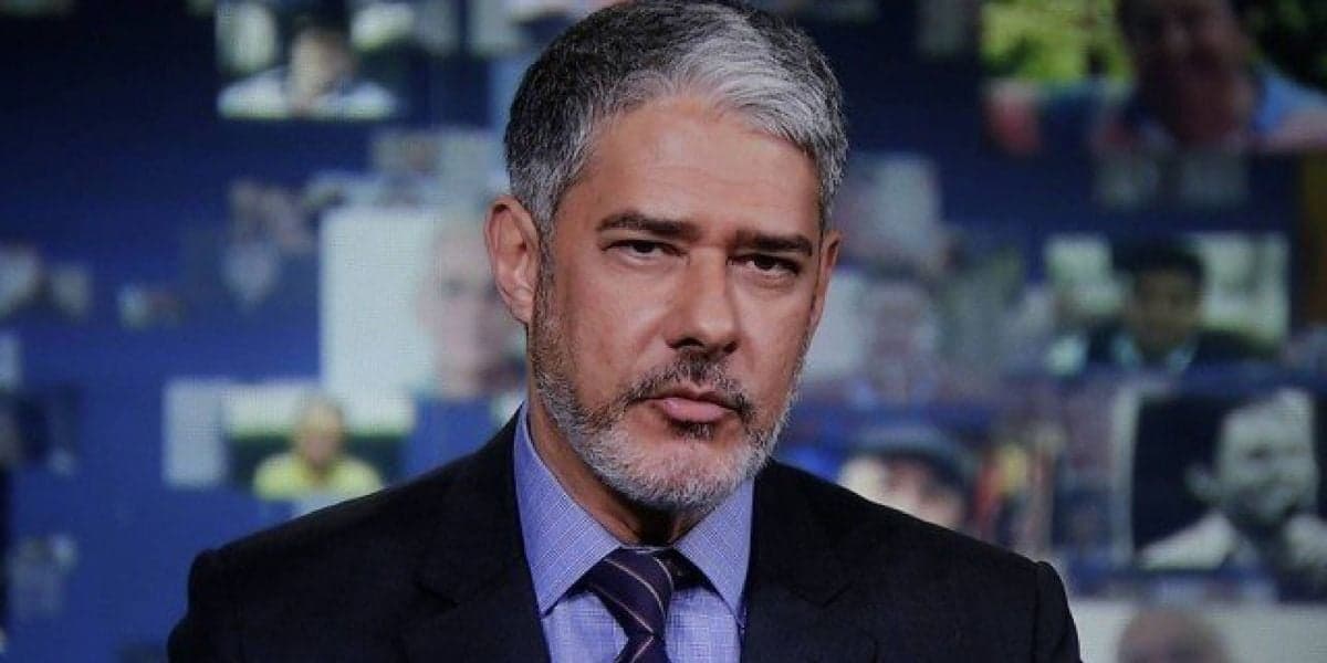 William Bonner aparece na bancada do Jornal Nacional com novo visual (Reprodução: Globo) William Bonner aparece na bancada do Jornal Nacional com novo visual (Reprodução: Globo)