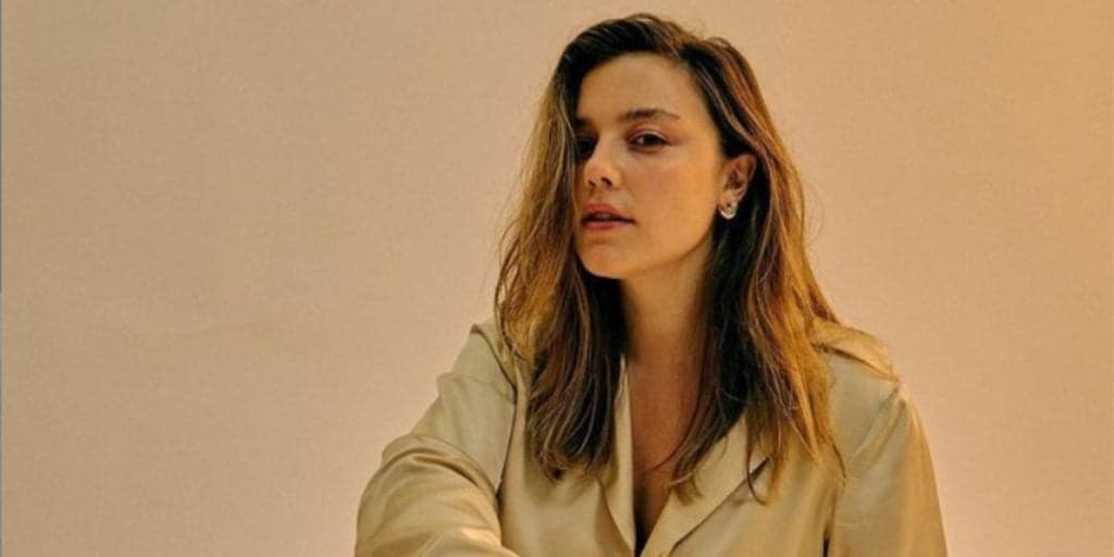 Atriz de A Vida da Gente assume sexualidade e fala de namoro com mulher: "Sempre fui aberta"