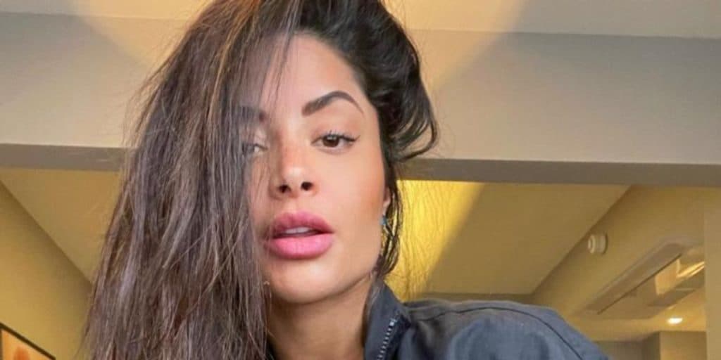 Aline Riscado tira a roupa, exibe corpão de tirar o fôlego e bicho peludo vaza: "Eu vi"