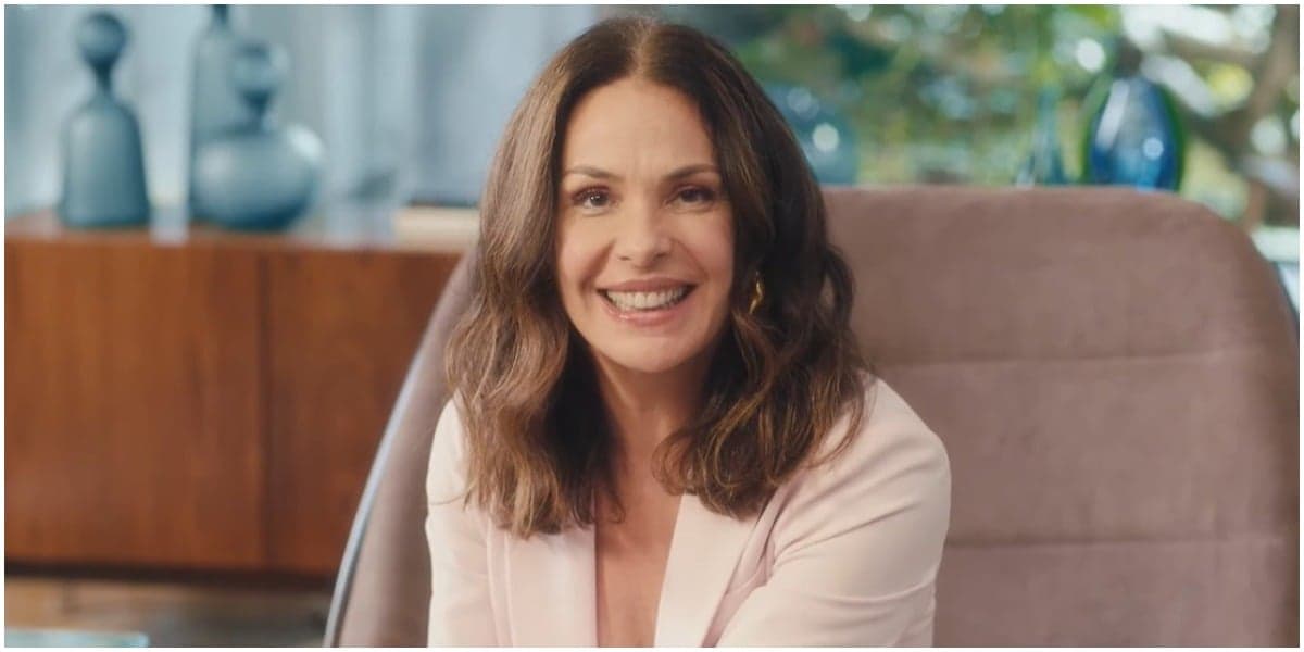 A jornalista Carolina Ferraz em comercial veiculado na Globo - Foto: Reprodução A jornalista Carolina Ferraz em comercial veiculado na Globo - Foto: Reprodução