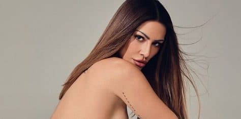 Cleo arranca calcinha, fica com seios à mostra, coloca mãos pra segurar e parte íntima vaza: “Gostosa”
