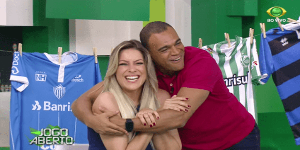Denílson é pego no flagra pela esposa e relação com Renata Fan é exposta de vez: "O dia todo"