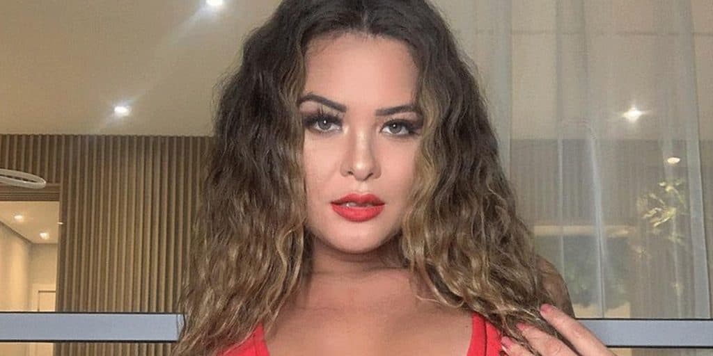 Geisy Arruda fica sem calcinha, chupa “buraco” de homem e envolve famoso: “Louco por você”
