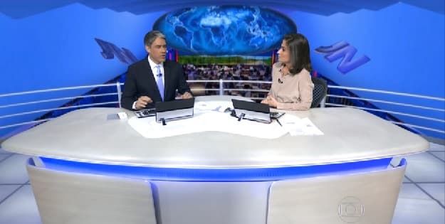 William Bonner e Renata Vasconcellos em cenário digital do "Jornal Nacional", em 2015 (Foto: Reprodução/TV Globo) William Bonner e Renata Vasconcellos em cenário digital do "Jornal Nacional", em 2015 (Foto: Reprodução/TV Globo)