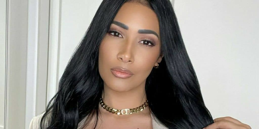 Ousada! Simaria abre roupão e mostra que não usa nada por baixo: "Vi tudo"