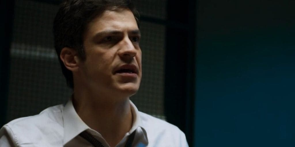 Pega Pega: Mocinho? Eric, após arrastado para a cadeia, mente para polícia para proteger roubo