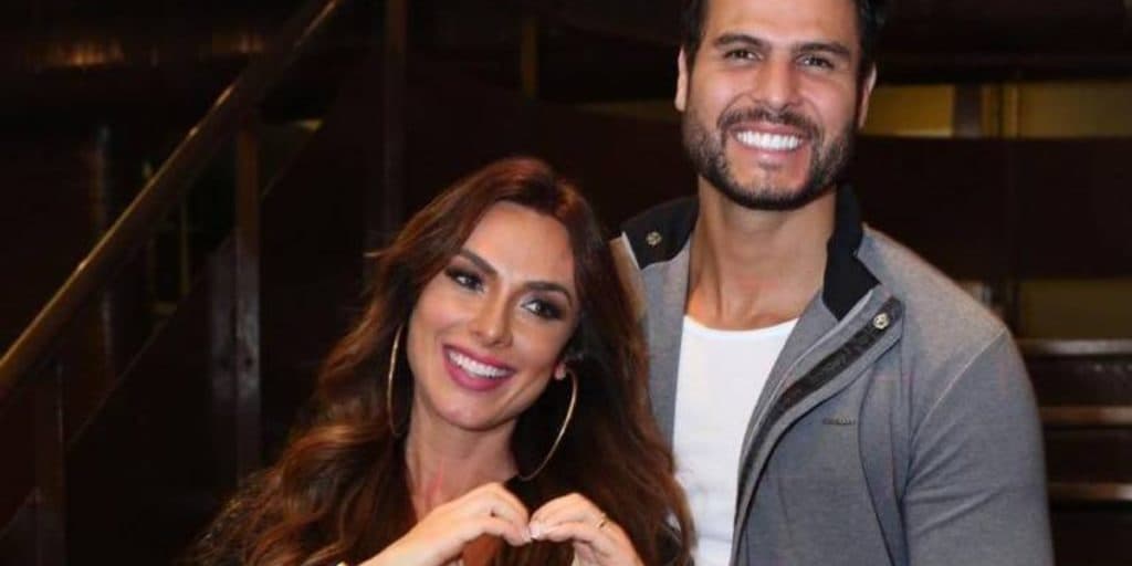 Nicole Bahls aproveitou noitada com amigos