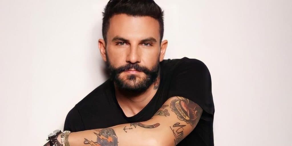 Wagner Santiago, ex-'BBB 18', surge na cama pelado, recebe beijo grego e vídeo íntimo vaza