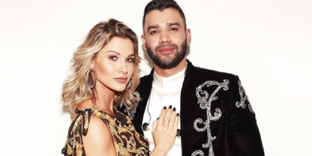 Gusttavo Lima apareceu curtindo com admiradores e tirando fotos