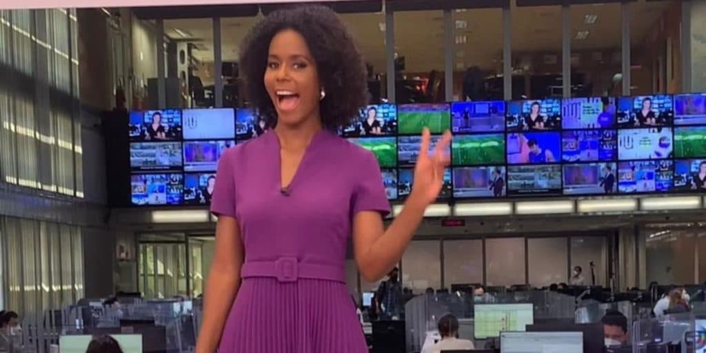 Maju é flagrada em bastidores da Globo fazendo fotografia