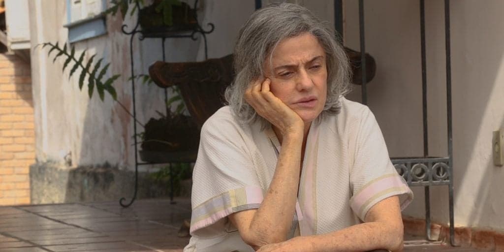 Marieta Severo, aos 74 anos, enfrenta AVC dentro de casa, fica irreconhecível e tem desfecho na Globo: “Me resgata”