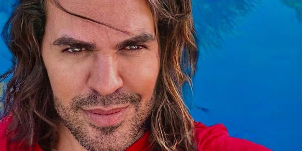 Após se assumir semi-gay, Eduardo Costa divulga foto confirmando namoro: "Né amor"