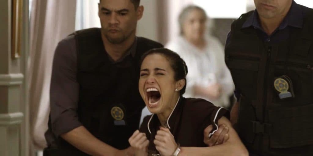 Pega Pega - Sandra Helena cai em emboscada ardilosa de Eric, é presa por Domênico e se desespera: "Pelo amor de Deus"