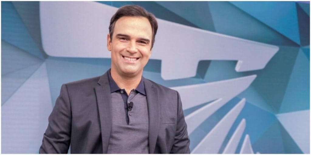 Tadeu Schmidt, após notícia de demissão do Fantástico, vê a Globo promover jornalista: "Próximos meses''