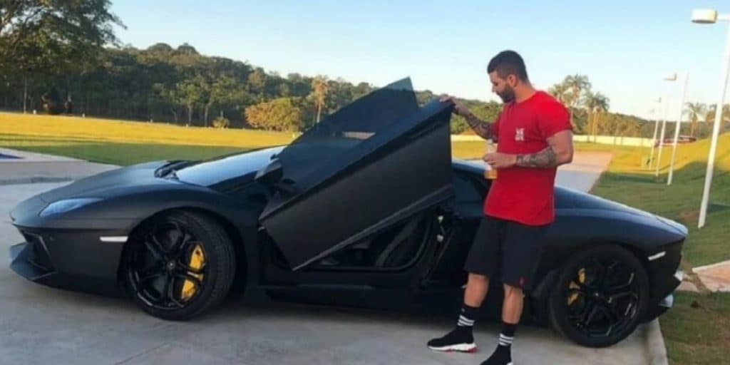 Cantor sertanejo ostenta coleção de carros milionários e luxo choca (Foto: Reprodução)